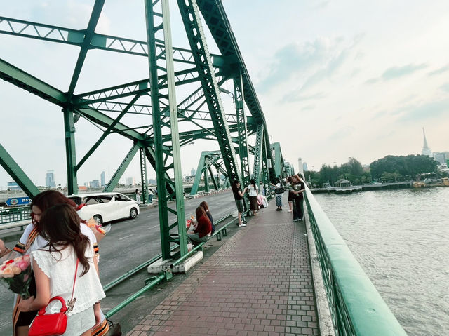 泰國曼谷著名橋景點：Phra Phutthayotfa Bridge。適合拍照打卡了觀光旅遊！ 