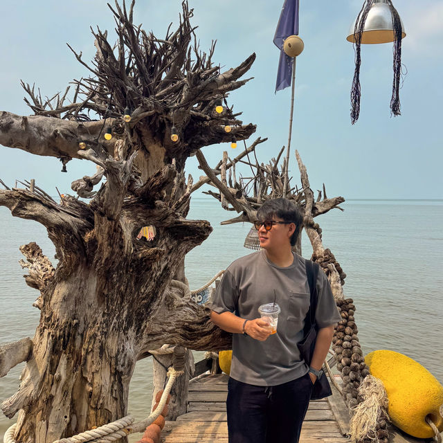 คาเฟ่ริมทะเลสไตล์ชาวเกาะวิวสวยสุดปัง ณ บางแสน🛟🏝️