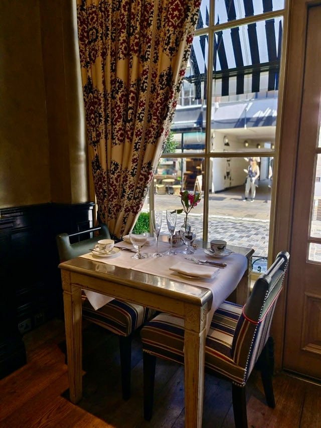 到The Savoy’s 體驗英國下午茶的氣氛和氛圍！