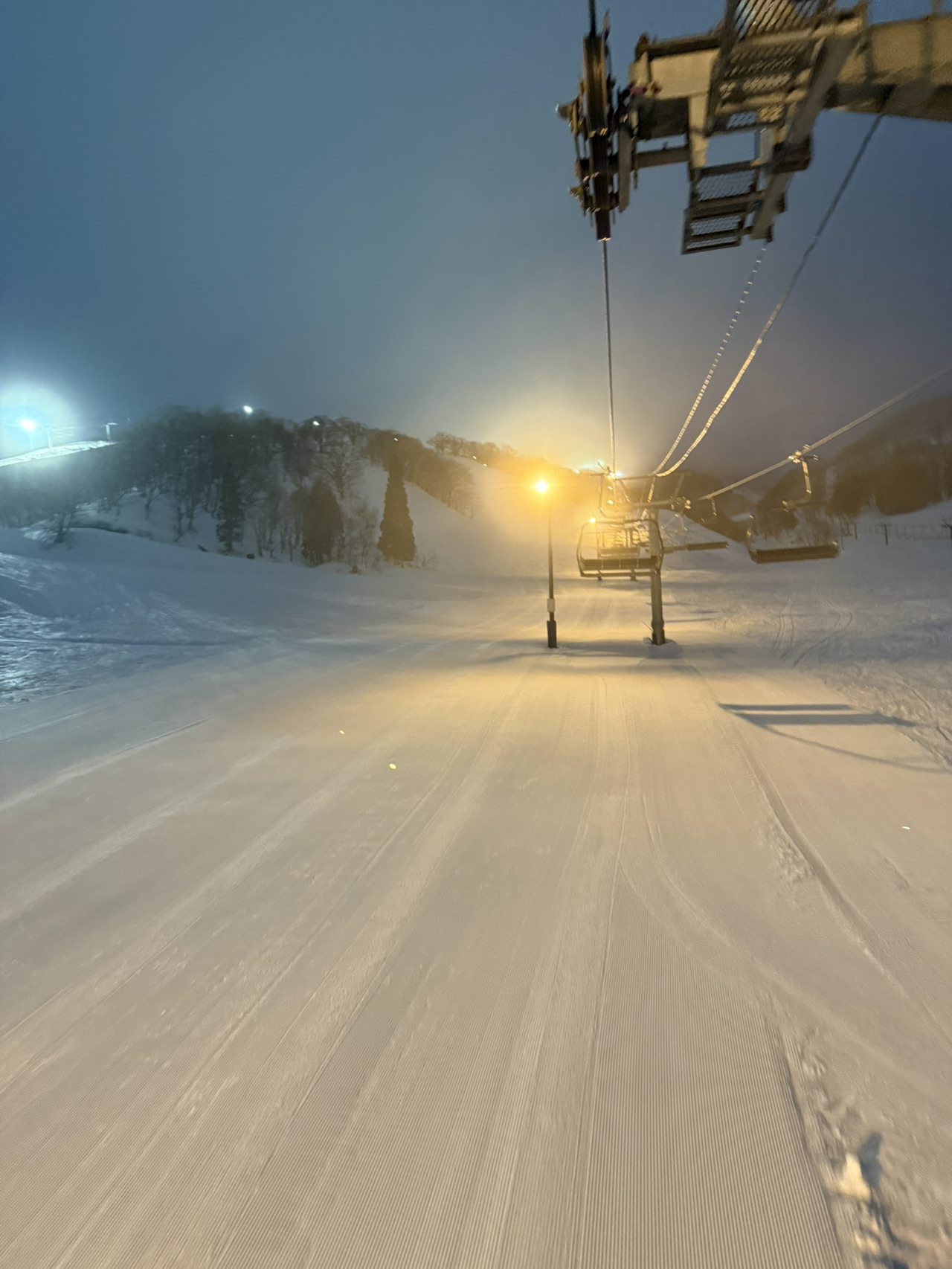 Ada sedikit orang di malam hari dan mudah untuk bermain ski.