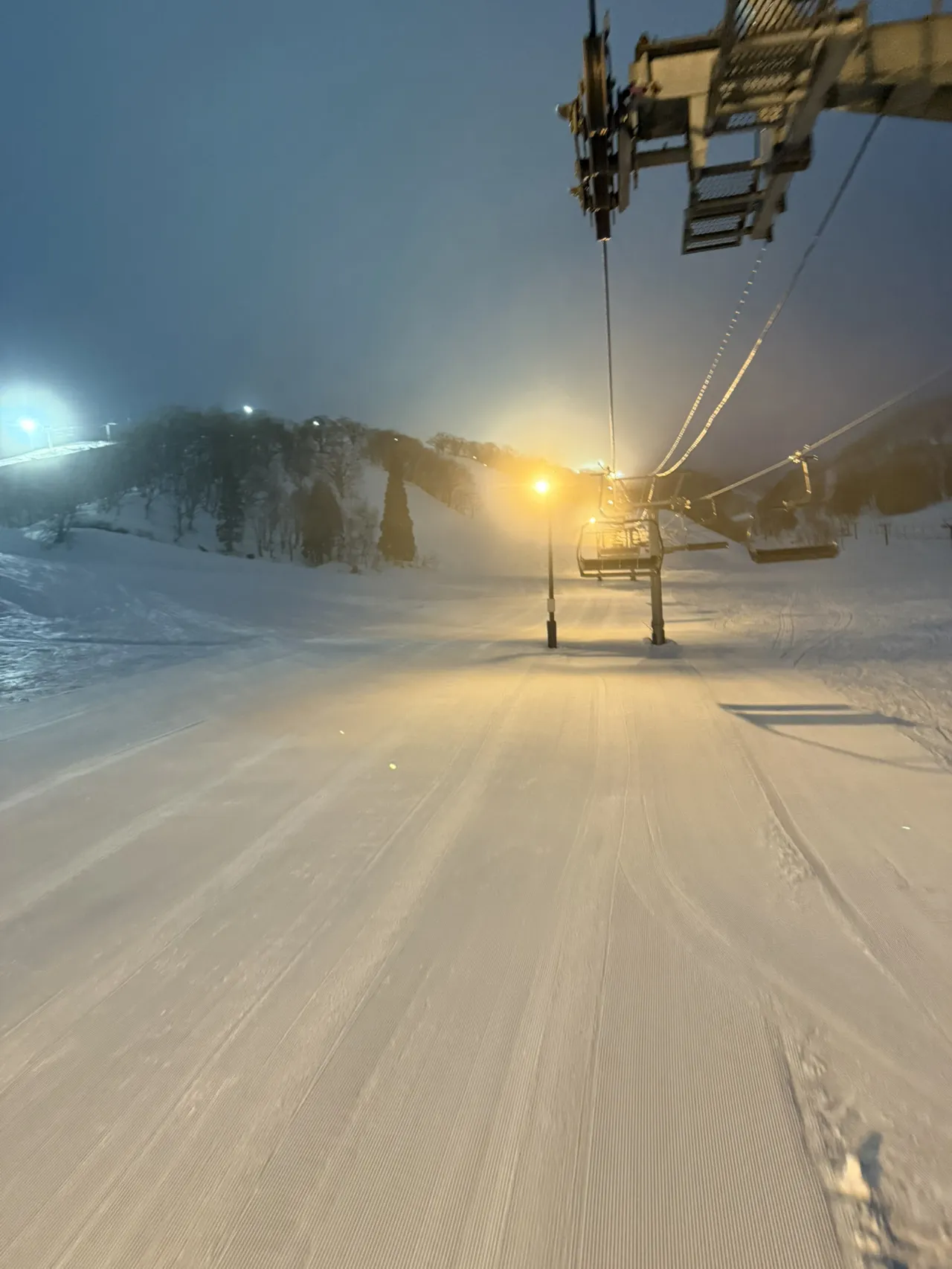 There were few people at night and it was easy to ski.