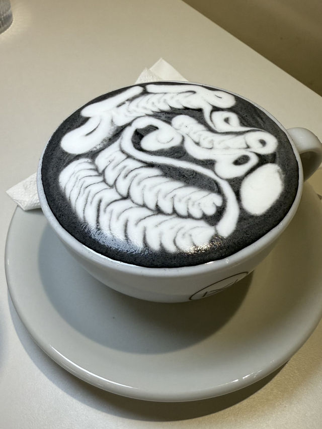 白色主題餐廳的驚喜，拉花品味，藝術嘅結合