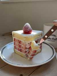 断面が美しすぎる！苺ケーキ🍓