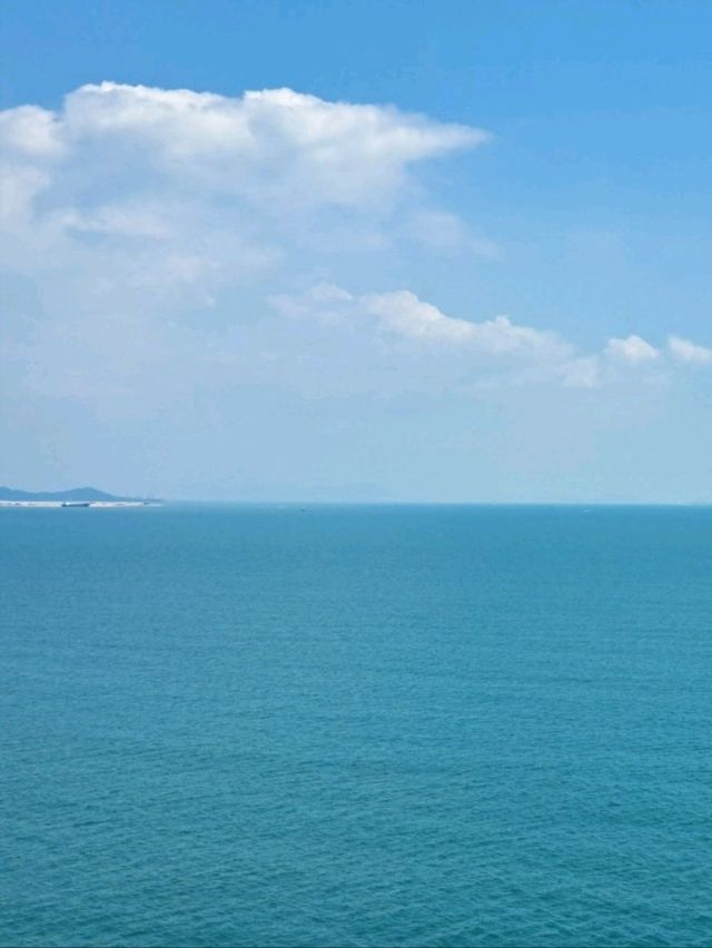 싼야의 푸른 바다와 해수관음상
