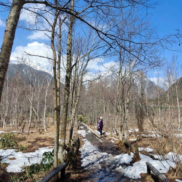上高地春日輕健行，走進雪未融的山中詩境。