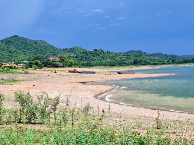 ชายหาดแก่งกระจาน