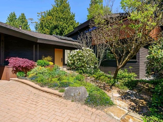 West Vancouver – Coastal Charm & Mountain Air