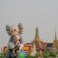 เมื่อ KAWS  มาพักร้อนที่สนามหลวง ✨☀️