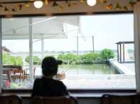 คาเฟ่เล็กๆริมถนนข้างในวิวดีมาก