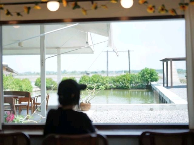 คาเฟ่เล็กๆริมถนนข้างในวิวดีมาก