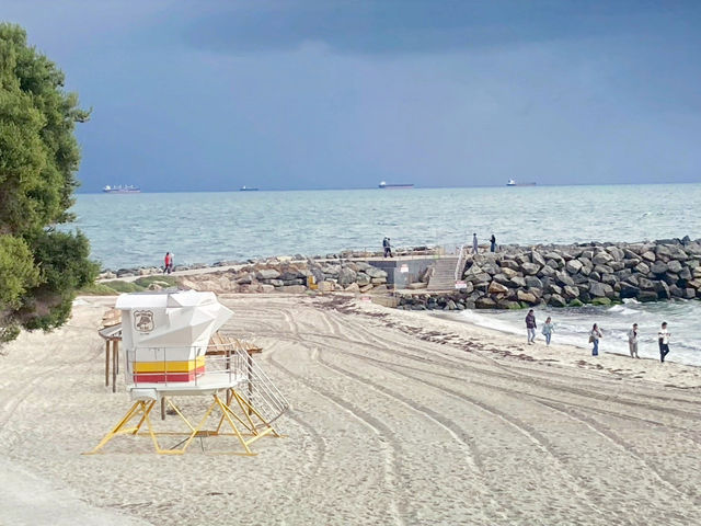  เดินเล่นริมทะเลที่ Cottesloe Beach