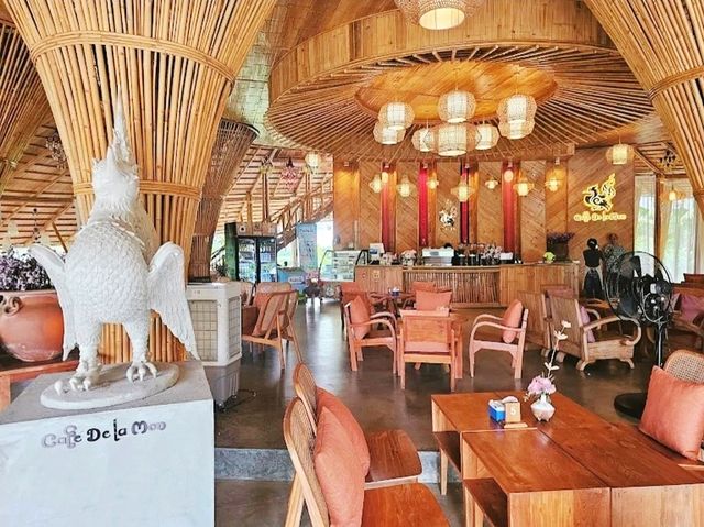 Cafe' De La Mon โดดเด่นด้วยการตกแต่งสไตล์มอญ
