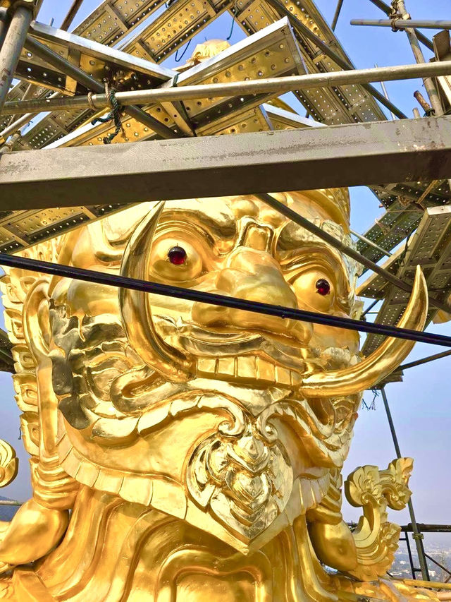 黄金の仏様に願いを込めて🙏✨ チェンマイの山上に輝くワット・プラタート・ドーイカム！