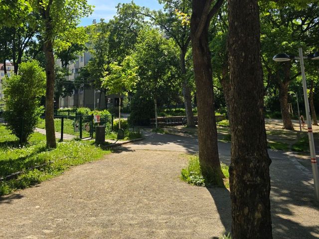 해외여행 비엔나의 성당에 딸린 작은 공원 Antons Park