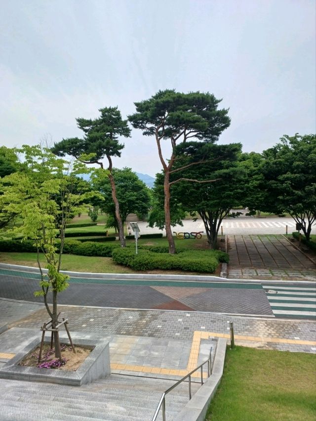 빨간 전시작품이 시선을 사로잡는 밀양시립박물관