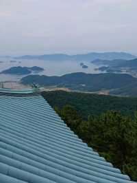 조용한 산사에서의 사색 