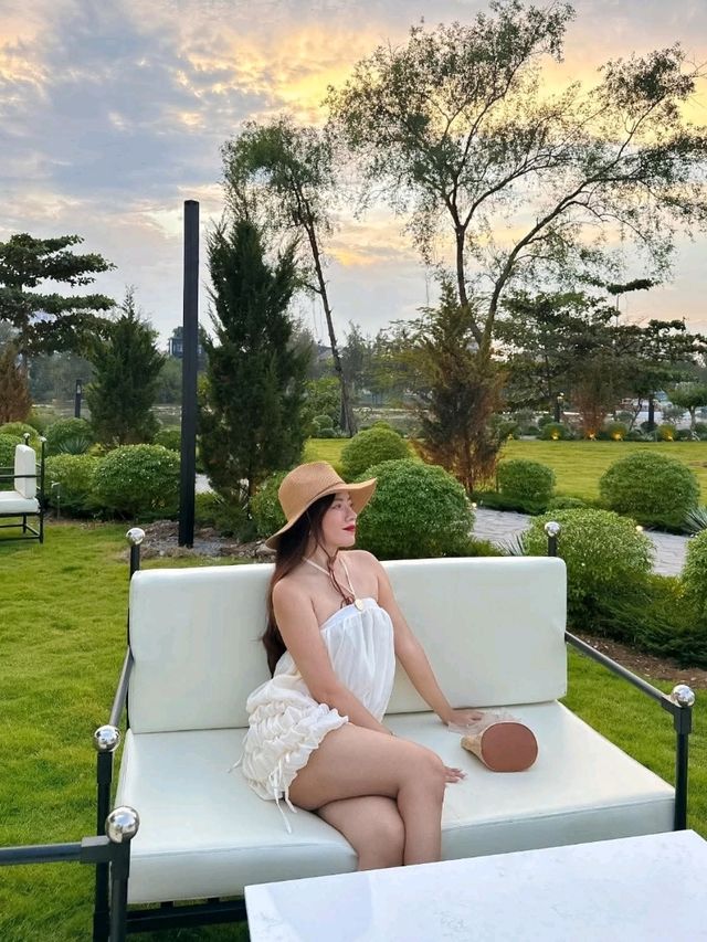 Quán cà phê vibe châu Âu đẹp như resort mới toanh vừa xuất hiện tại Sài Gòn