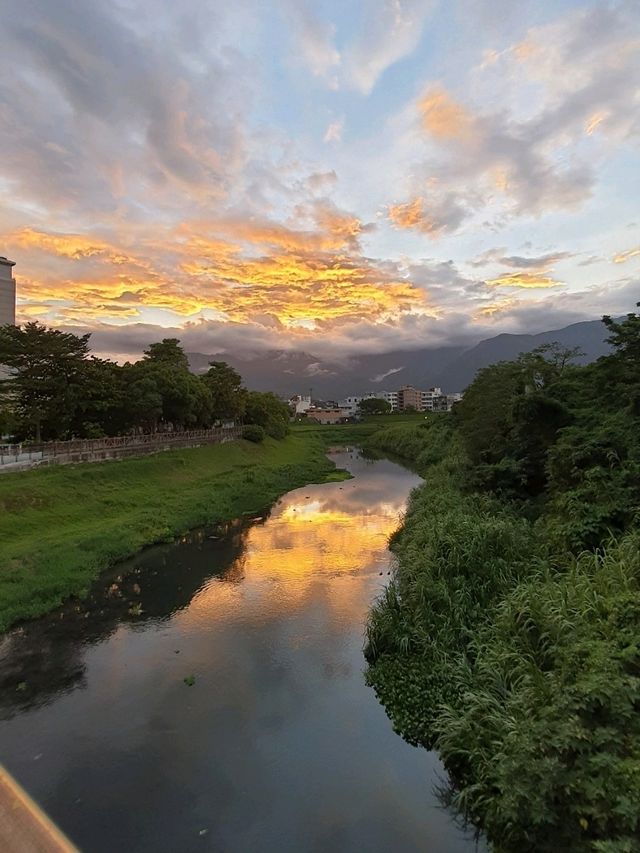 金光乍現，花蓮美崙溪日落時刻