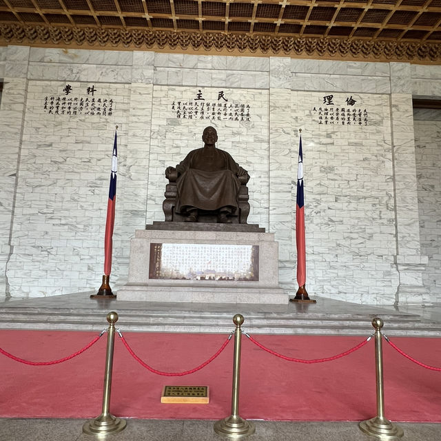 อนุสรณ์สถานเจียง ไคเชก 🏛️