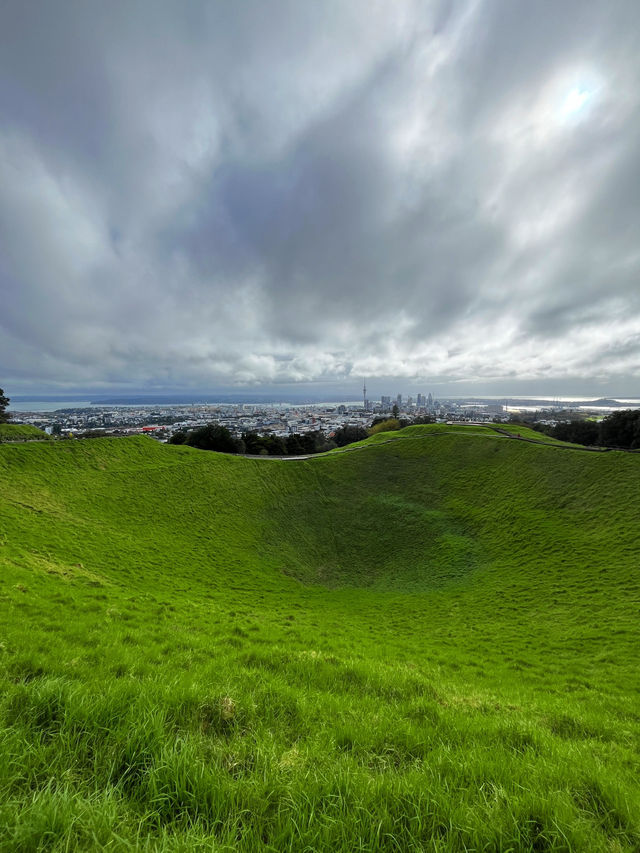 🏞️奧克蘭最高城市視角｜伊甸山 Mt Eden 🌋城市與火山的靜默對話