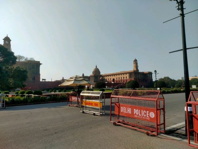 ⏳ A Day Alone in Timeless Delhi – Chaos, History & Soul