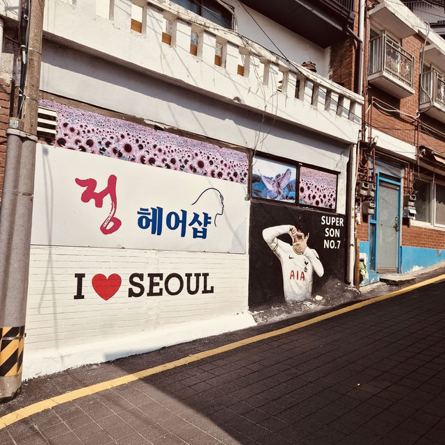 Solo Adventure in Ihwa Mural Village: Seoul’s Most Colorful Escape** 🎨🏡
