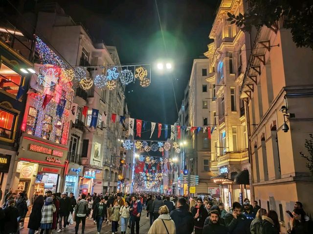 Istanbul After Dark. Night Strolls, City Lights & Pure Vibes 