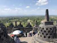 【ボロブドゥール遺跡｜インドネシア・ジャワ島 「仏教建築の極み。山と空に囲まれた“静寂の寺院”」】