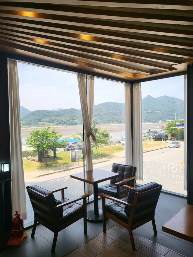 통창밖 자연풍경이 멋스런 영광카페