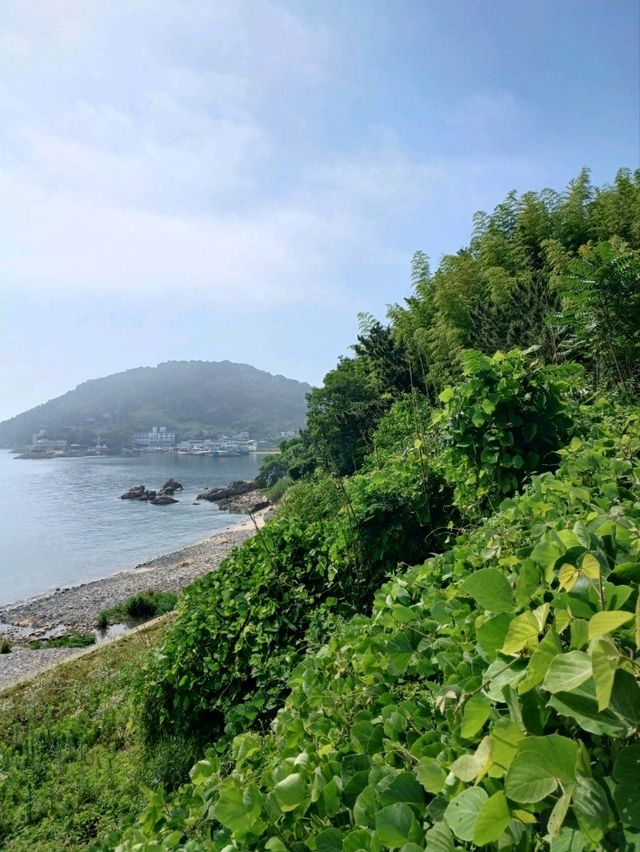 바닷가 절벽 위에 자리한 독특한 돌 성채