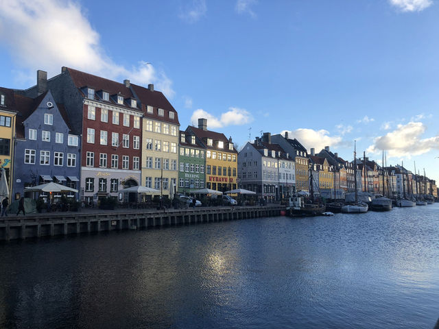 【ニューハウン（Nyhavn）｜コペンハーゲン 「運河沿いのカラフルな街並み、北欧らしさを体感できる絶景エリア」】