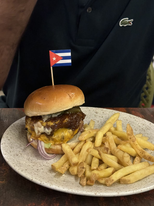 🌙 몰타의 밤을 물들이는 스피놀라 베이의 감성 맛집, 쿠바 🍔