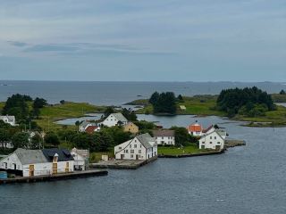 하우게순드 항구에서 해안의 분위기를 즐기다