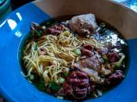 ก๋วยเตี๋ยวลูกทุ่ง ดาบแดง – ตำนานรสเด็ดห้างฉัตร ลำป