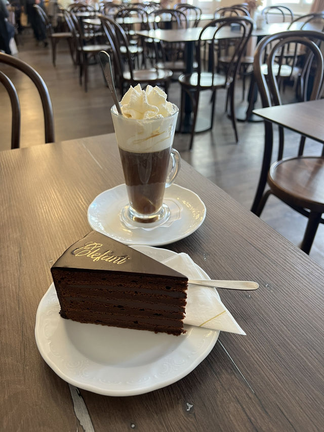 🇨🇿 卡羅維瓦利咖啡廳推薦：Café Elefant 🐘