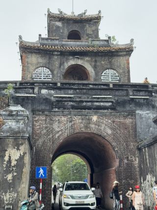 Hue Imperial City, Vietnam | Meridian Gate: The Majestic Gateway of Former Emperors

Entering Hue Imperial City, the first thing that catches your eye is the majestic Meridian Gate. This gate served as the main entrance to the Nguyen Dynasty, reserved for the emperor's exclusive use, symbolizing the supreme power of the imperial family. Standing before it, gazing up at the layered eaves and massive walls, visitors can almost sense the solemn atmosphere of imperial ceremonies and military ceremonies.

Above the Meridian Gate, a high platform and pavilions once served as venues for ceremonies and military parades. Although it no longer serves the imperial system, the traces of history remain, awe-inspiring.

The afternoon sun shines brightly on the vermilion gatehouse and golden glazed tiles, giving them a dazzling brilliance. Standing here is more than just a visit to a historical site; it feels like a conversation with time, touching upon memories of the rise and fall of an empire.