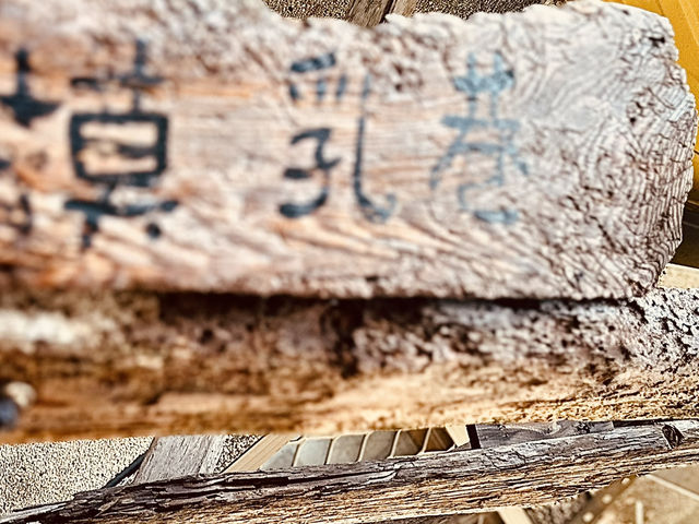 「走進中央老街，時間在紅磚與石巷間慢了下來。」