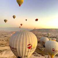 卡帕多奇亞熱氣球之旅:在晨曦中飛越外星地貌
