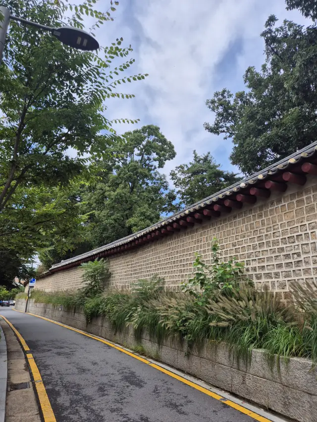 From Jongmyo to Ikseon-dong, a serene walking route in Seoul