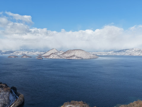 凝固在时空中的深蓝：冬季洞爷湖的静谧漫步| Trip.com — Toyako