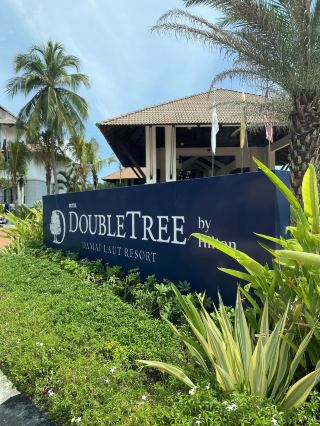 🌴 Dreaming of a sun-soaked family escape just steps from the sand? Lumut’s DoubleTree by Hilton Damai Laut Resort is a win for parents and pint-sized travelers alike! From playful pools to palm-framed sunsets, this spot is all about fun, relaxation, and Insta-worthy nature walks in lush botanical gardens. 🐠👨👩👧👦

Set slightly off the beaten path along Jalan Damai Laut, reaching the resort is best by car—just a scenic drive from the heart of Lumut, bringing you straight into a serene tropical haven. The standout? A private slice of beach heaven, perfect for little ones to splash safely while parents soak in dreamy sea views and swaying coconut trees.

👶🏻 Kids are treated like VIPs here, with a lively kids’ club, a mini waterpark, and special menus—meaning fewer “I’m bored!” moments. The friendly staff truly go the extra mile, always ready with warm smiles and thoughtful touches (don’t miss the famous welcome cookies!). Rooms are spacious and squeaky clean, and you’ll love waking up to the sound of the sea.

🥘 The breakfast buffet is a crowd-pleaser—colorful, tasty, and with enough local and Western choices to please even picky eaters. For those needing a little adventure, stroll shady garden trails or snap some cool shots among modern architecture and vibrant greenery.

❤️ Booking tip: For the best deals, book directly through trip.com and keep an eye out for kid-friendly room promotions! Pack swimwear, sunblock, and leave some time to explore Lumut’s laid-back coastal culture.

#Lumut #FamilyHotel #BeachResort #KidFriendly #Tripcom