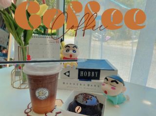 🌧️☕️ ข.ไข่คาเฟ่ ชะอวด…ความสุขง่ายๆ ในวันที่ฝนพร่ำ ❤️

ในวันที่สายฝนโปรยปรายลงมาเบาๆ อากาศเย็นสบายจนไม่อยากออกไปไหน การได้สั่งอาหารอร่อยๆ มาทานที่บ้านก็คือความสุขเล็กๆ ที่เติมเต็มวันได้เป็นอย่างดีค่ะ และวันนี้ยายณีก็มีร้านอร่อยมาแนะนำ นั่นก็คือ ข.ไข่คาเฟ่ ชะอวด ร้านที่ขึ้นชื่อเรื่องเมนูอาหารหลากหลาย รสชาติถูกปาก และเสิร์ฟความอร่อยได้ทุกสภาพอากาศเลยค่ะ 🫶

แม้วันนี้ฝนจะตกจนไม่ได้แวะไปนั่งที่ร้าน แต่เพียงแค่เปิดดูเมนูแล้วกดสั่ง ก็สามารถส่งต่อความอร่อยถึงหน้าบ้านได้อย่างสะดวกสบาย เมนูของที่นี่มีให้เลือกเยอะมาก ทั้งอาหารจานเดียว อาหารตามสั่ง ของทานเล่น เครื่องดื่ม และของหวาน เรียกได้ว่าครบจบในร้านเดียว ไม่ว่าจะเป็นมื้อเช้า มื้อเที่ยง หรือมื้อเย็นก็ฝากท้องได้สบายๆ

สิ่งที่ยายณีชอบมากคืออาหารของที่นี่ทำสดใหม่ทุกจาน วัตถุดิบมีคุณภาพ รสชาติกลมกล่อม ทานง่าย เหมาะกับทุกคนในครอบครัว ไม่ว่าจะเป็นเด็ก ผู้ใหญ่ หรือผู้สูงอายุก็สามารถทานได้อย่างเอร็ดอร่อย ที่สำคัญปริมาณคุ้มค่ากับราคา อิ่มแบบสบายกระเป๋าอีกด้วยค่ะ

สำหรับใครที่เคยแวะไปนั่งที่ร้าน จะรู้ว่าบรรยากาศของ ข.ไข่คาเฟ่ มีความอบอุ่น เป็นกันเอง เหมือนมานั่งทานอาหารบ้านเพื่อน มีมุมถ่ายรูปน่ารักๆ และการบริการที่เป็นกันเอง ทำให้ลูกค้าหลายคนกลายเป็นลูกค้าประจำโดยไม่รู้ตัว ส่วนใครที่ไม่สะดวกเดินทาง วันฝนตกแบบนี้ก็สามารถสั่งเดลิเวอรี่มาเติมความอร่อยกันได้เลย

ยายณีเชื่อว่าบางครั้งความสุขไม่ได้อยู่ที่การออกไปเที่ยวไกลๆ แต่อยู่ที่การได้ใช้เวลาอยู่บ้านอย่างสบายใจ พร้อมอาหารอร่อยๆ สักมื้อ และ ข.ไข่คาเฟ่ ก็เป็นอีกหนึ่งตัวช่วยที่ทำให้วันฝนพรำธรรมดาๆ กลายเป็นวันที่อบอุ่นขึ้นได้ค่ะ ❤️

ใครอยู่แถวชะอวดหรือมีโอกาสผ่านไป อย่าลืมแวะชิมกันนะคะ รับรองว่าทั้งอาหาร เครื่องดื่ม และความน่ารักของร้าน จะทำให้ประทับใจเหมือนที่ยายณีรู้สึกแน่นอนค่ะ 🥰☕️🍛

#รีวิวสไตล์ยายณี #ขไข่คาเฟ่ชะอวด #ร้านอร่อยชะอวด #นครศรีธรรมราช #คาเฟ่น่านั่ง #อร่อยบอกต่อ #สายกินห้ามพลาด #เดลิเวอรี่ความอร่อย #สุขเล็กๆในวันฝนตก 🌧️❤️☕️