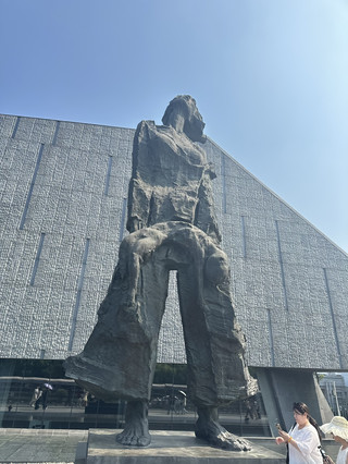 歷史之旅:南京大屠殺紀念館 🕊️🖤

走進南京大屠殺罹難者紀念館,是個令人動容、意義非凡的體驗,它能幫助我們了解歷史,緬懷逝者。展覽震撼人心,令人肅然起敬——相信您一定會深受感動。

建議:儘早到達,避開高峰期。如果您是外國遊客,請直接前往單獨的入口通道(出示護照!),無需預約——無需與其他人一起排隊等候!做好人潮擁擠的準備;這裡每天都吸引著成千上萬的遊客。

必做之事:漫步於水西門大街418號的主展廳,細細品味展品、倖存者的敘述以及多媒體展示。不要錯過燭光搖曳的默哀廳,在那裡您可以靜靜地緬懷逝者。外面的和平廣場寧靜祥和,是靜思冥想和拍照留念的絕佳場所。

拍照地點:莊嚴的入口雕塑、靜謐的和平廣場以及刻滿遇難者姓名的紀念牆都是絕佳的拍照打卡點——但請務必保持尊重。部分區域可能禁止拍照。

實用小秘訣:穿著舒適的鞋子(因為要走很多路!),並做好防曬準備,因為部分戶外區域沒有遮蔭。為了避開酷暑,建議搭乘計程車前往—南京的天氣可能非常炎熱!火車和巴士也是可靠的選擇。不要理會外面小販要你穿外套的勸告;根據個人經驗,館內允許穿裙子。

注意事項:人潮擁擠是常態;請妥善保管好您的個人物品,並做好心理準備,這將是一次令人情緒沉重的參觀。紀念館週一閉館。

#南京 #歷史 #旅遊小貼士 #紀念館 #必遊之地 #2026 旅遊計畫 #中國 #江蘇
