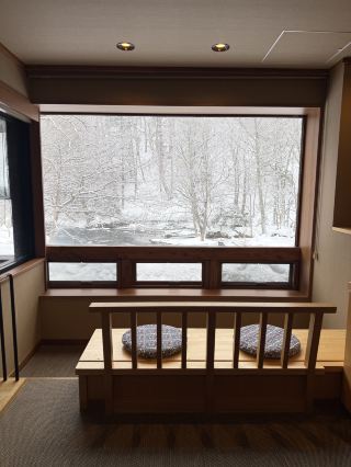 This trip to Kushiro, Hokkaido, is located at the healing Kamui no Yu La Vista Hotel. This is not only a paradise for bath lovers, but also a secret base for forest view and Ezo deer fans! Once you check-in you meet the Hokkaido-exclusive Ezo deer, the whole atmosphere is too chill, like traveling to the embrace of nature. The lights at night are fantastic, open the window to face the Akan River, the primeval forest, while soaking in the cypress hot spring while waiting for the deer to appear, is simply super unforgettable.

🌲Akan River Forest System Hot Spring Resort Experience
Kamui No Yu La Vista Akan River Hotel is located within the boundaries of Akan National Park, remote location but beautiful views healing everyday, you can not miss if you want to get away from the hustle and bustle / seeking a slow life experience. The biggest highlight, in addition to the richly designed forest view rooms, is the three specialty loan-cut hot springs - wind, star, and moon soup. Whether you are a private open-air bath or a cypress bath in your room, you can enjoy the forest atmosphere while looking at the Akan River. If you are lucky, you can see Ezo deer roaming the trees. Nature is zero distance from us.

🌙The hotel's own ceremony feels small and lucky
1. Loan cut hot spring free reservation can slowly chill, guests can choose different styles of hot spring pool, try all three check-in absolutely no problem!
2. Stay will receive free late night ramen, ice pops, next day yogurt drink, late night cafeteria x Hokkaido dairy as much. Wakka Pirika restaurant, highly recommended by La Vista Hotel, offers a choice of Japanese or Western set breakfast and dinner.
3. The hotel room is spacious, with wooden design furniture and large forest / river view photo window, very suitable for long stay slowly hea.

🍽️ Food points recommendation
· Wakka Pirika Restaurant (in the building): Focusing on ingredients from Hokkaido, Japanese Set is recommended for dinner, with sashimi, tempura, local steak, and desserts.
· The early morning breakfast buffet area has Hokkaido specialty milk drink/yogurt, even after supper ramen can not help but encore another cup.
· The ice bar at night features a ramen supper and ice cream bar, as well as bagels and hot milk service. Take pictures and eat and drink together, you are not afraid of falling asleep hungry at all.

🦌 Essential practical tips
1. The hotel is remote, it is recommended to drive / book a shuttle bus, according to your own rhythm of travel, on the way to visit Lake Akan, Kushiro Wetland is very convenient.
2. Note that some employees in the store have more general English, inquiries are recommended to use simple Chinese, English and Japanese + body language, communication is basically not a problem.
3. Occasionally morning hot springs need to queue up early to grab a bubble, quieter at night.
4. If you are concerned about minor services (such as room cleaning/minor maintenance needs), you can check before check-in or immediately reflect to the front desk.
5. Long-term guests are advised to bring their own snacks/snacks, hotel dining options have been improved but more repetitive.

📍Kamui's Soup La Vista Hotel Akan River
Address: 3-1 Okurushube Akancho, Kurumi-shi

Nature lovers, hot spring lovers, or those looking for a truly quiet and healing vacation, must push the Akan River to feel the pristine purity of Hokkaido. A self-drive slow trip paired with local cuisine and hot springs, this nature gift is definitely worth a stay.

#roadtrip #hokkaido #Akan Lake #駧路 #Kushiro