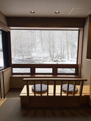 今趟北海道釧路的小旅行,主場設在療癒度滿分的Kamui之湯La Vista阿寒川酒店,這裡不單是泡湯控的天堂,更是forest view、蝦夷鹿粉絲的秘密據點!一check-in就遇見北海道限定的蝦夷鹿,整個氣氛太chill,好似穿越去大自然的懷抱。夜晚既燈飾勁夢幻,拉開窗就對住阿寒川、原始森林,一邊浸檜木溫泉一邊等鹿出現,簡直超級難忘。

🌲阿寒川森林系溫泉渡假體驗
Kamui之湯La Vista阿寒川酒店座落於阿寒國家公園範圍內,位置偏遠但靚景治癒日常,想遠離煩囂/尋求慢活體驗的你絕不能錯過。最大亮點除了富有設計感的森林景客房,就是三種特色貸切溫泉——風、星、月の湯。無論私人露天風呂還是房間檜木浴缸,都可以望住阿寒川享受森林氛圍,幸運的話仲可以見到蝦夷鹿於樹林間遊走,真係大自然同我哋零距離。

🌙飯店自家儀式感小確幸
1. 貸切溫泉free預約可以慢慢chill,住客可自選不同風格的溫泉池,試勻三款打卡絕對冇問題!
2. 入住會送免費夜宵拉麵、冰棒、翌日優格乳飲,深夜食堂x北海道乳製品一樣唔少。 極推La Vista酒店推介的Wakka Pirika餐廳,日式或西式set早晚餐隨意揀,還可在餐廳一邊俯瞰阿寒川美景一邊大啖kaiseki精緻料理,感受北海道當地滋味。
3. 酒店房型寬敞,配有木質設計傢俬及森林/河川景打卡大窗,十分啱long stay慢慢hea。

🍽️美食要點推介
· Wakka Pirika餐廳 (館內):主打北海道旬の食材,晚餐推薦選擇Japanese Set,生魚片、旬野菜天婦羅、當地牛扒、甜品都相當高質!
· 清晨早餐自助區有北海道名物乳飲/益力多,即使食宵夜拉麵後都忍唔住要再encore一杯。
· 夜晚冰吧設拉麵宵夜同雪條吧,仲有貝果和熱牛奶服務。打卡飲食齊齊拉滿,完全唔怕餓住肚入睡。

🦌必備實用小貼士
1. 酒店偏遠,建議自駕/預訂接駁巴士,配合自己節奏出行,途中順遊阿寒湖、釧路濕原都很方便。
2. 留意店內部分員工英語較一般,查詢建議用簡單中英日文+肢體語言,溝通基本不成問題。
3. 偶有早上溫泉需排隊建議早起搶泡,夜間時段更靜好。
4. 如介意細微服務(如房間清潔/小維護需求),可check-in時先查清,或即時向前台反映。
5. 長住住客建議自備小食/零食,酒店餐飲選擇雖有改進但重覆感較高。

📍Kamui之湯 La Vista 阿寒川酒店
地址:釧路市阿寒町奧魯しべ3-1(Okurushube Akancho 3-1)

自然控、溫泉控,或者尋找真正靜謐療癒假期的你,必推上阿寒川感受北海道的原始純粹。自駕慢旅配合當地美食和溫泉,這份屬於大自然的禮物絕對值一住。

#roadtrip  #hokkaido  #阿寒湖  #釧路  #Kushiro 