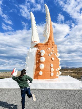 [Monbetsu, Hokkaido] This Giant Crab Claw is So Photogenic! The Crab Claw Monument & Local Soft Serve Ice Cream.