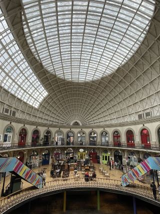 Посещение Лидской зерновой биржи 🇬🇧✨

Еще одна прекрасная достопримечательность в самом сердце Лидса, которая сразу бросается в глаза. Здание Лидской зерновой биржи отличается характерной изогнутой архитектурой и классическими деталями, создавая на фотографиях очень английскую атмосферу.

Первоначально построенное как место для торговли зерном, оно теперь превращено в пространство для независимых магазинов и небольших предприятий. Интерьер обладает уникальной атмосферой, особенно куполообразная структура и открытое центральное пространство, что отличает его от типичных торговых центров.

Мне лично очень понравилась атмосфера вокруг здания. Это расслабляющее место для прогулок, и здесь много прекрасных возможностей для фотосъемки. Особенно в ясный день светлое каменное здание, контрастирующее с голубым небом, как на фотографии, выглядит невероятно классически и красиво 📸

📍 Лидская зерновая биржа, Лидс, Англия
✨ Идеально для любителей фотографии и архитектуры.

🛍️ Внутри есть независимые магазины, где можно побродить.

☕ Отличное место для прогулок, шопинга и отдыха во время вашей экскурсии по городу.

#Leeds #LeedsCornExchange #TravelEngland #TravelLeeds #EnglandTravel #TravelUK #EnglandTravelReview #SelfGuidedTravel