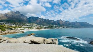 Camps Bay Beach & Table Mountain View Point 🌊⛰️

หนึ่งในมุมชมวิวที่สวยที่สุดของ Cape Town

ถ้าพูดถึงมุมที่ทำให้รู้สึกว่า Cape Town สวยเกินจริง มุมมองจากบริเวณ Camps Bay Beach เป็นอีกหนึ่งจุดที่ไม่ควรพลาด โดยเฉพาะวันที่ท้องฟ้าเปิดแบบในภาพ ด้านหน้าคือทะเลสีฟ้าใส ส่วนด้านหลังเป็นแนวภูเขาขนาดใหญ่ที่โอบล้อมเมืองเอาไว้ เป็นภาพที่รวมทั้งทะเล เมือง และภูเขาไว้ในเฟรมเดียว 🌊

จุดเด่นของที่นี่คือแนวภูเขาด้านหลังที่ทอดยาวอย่างยิ่งใหญ่ โดยเฉพาะ Twelve Apostles ซึ่งเป็นแนวเทือกเขาที่ต่อเนื่องกับ Table Mountain ทำให้ชายหาด Camps Bay มีฉากหลังที่โดดเด่นมาก ๆ ยิ่งมองจากริมทะเลจะเห็นความแตกต่างระหว่างผืนน้ำสีฟ้า บ้านเรือนริมเชิงเขา และหน้าผาหินได้อย่างชัดเจน

สำหรับผม จุดนี้ไม่จำเป็นต้องทำอะไรเยอะเลย แค่ยืนมองทะเล ปล่อยสายตาไปตามแนวภูเขา และเก็บภาพบรรยากาศตรงหน้า ก็รู้สึกคุ้มกับการเดินทางมาแล้ว 📸

ถ้ามา Cape Town อย่ามอง Camps Bay แค่ในฐานะชายหาด แต่ลองหามุมที่มองย้อนกลับไปยังภูเขาด้วย เพราะนั่นคือภาพของ Cape Town ที่น่าจดจำมากที่สุดภาพหนึ่ง

📍 Camps Bay Beach, Cape Town, South Africa
🌤️ แนะนำช่วงวันที่อากาศเปิด ท้องฟ้าใส วิวภูเขาจะสวยมาก
📸 ช่วงบ่ายแก่ ๆ แสงจะช่วยให้แนวภูเขาและชายหาดมีมิติมากขึ้น

ภาพถ่ายจากต้นฉบับที่ถ่ายด้วยตัวเอง

#CampsBay #CapeTown #SouthAfrica #TableMountain #มือสมัครเที่ยว