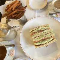 シャンゼリゼ通りのラデュレでランチ！