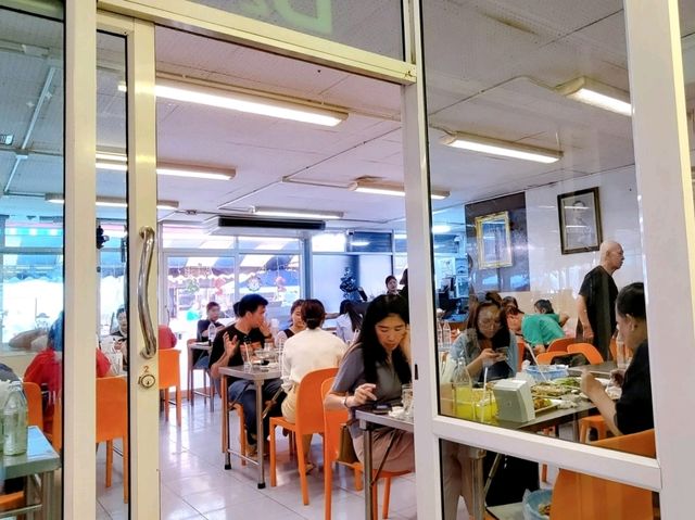 曼谷周邊 | 大城炭火烤噴膏大頭蝦 กุ้งเพ่อืนแพรว Kung Puen Praew